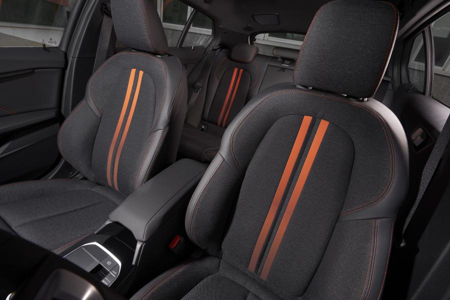 Интерьер BMW 118i Sportline (F40) 2019 года  (WW) (фото 34 из 81)